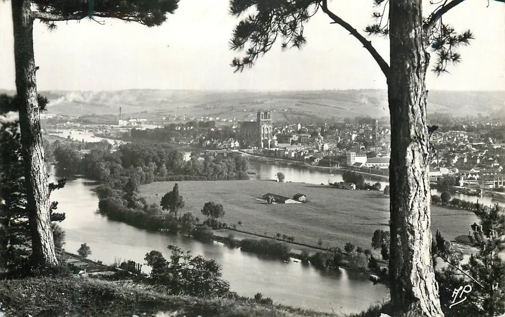 Vista da cidade de La Roche-sur-Yon — vista tirada de um promontório arborizado — editor não identificado - Frente