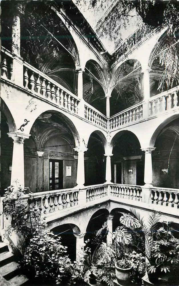 Interior de um pátio com arcadas — editor não visível - Frente