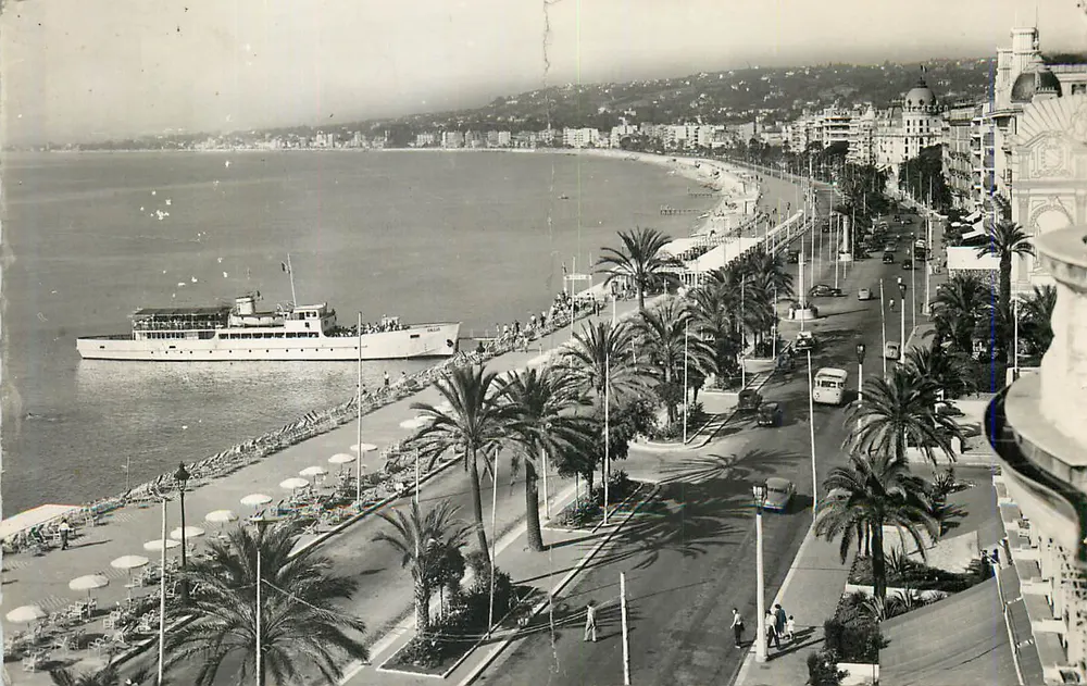 Vue de la Promenade des Anglais à Nice — bateau de croisière et palmiers — éditeur 'C. B. C. NICE' n° 1234 - Recto
