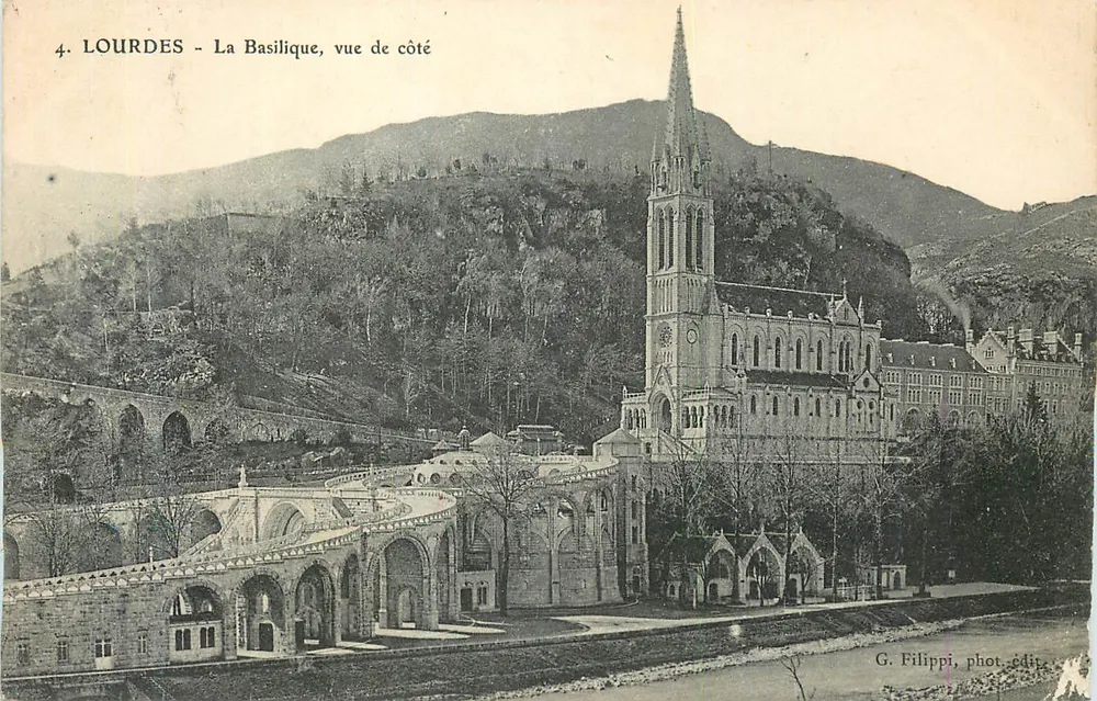Lourdes - A Basílica, vista lateral — G. Filippi, fot. edit. - Frente