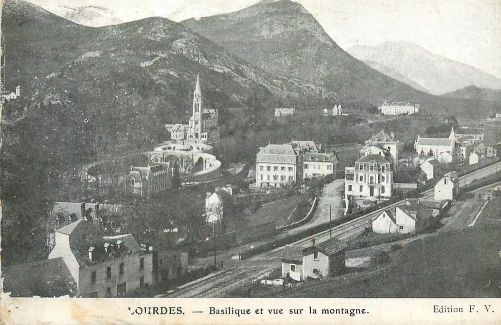 Lourdes — Basílica e vista da montanha — Edição F. V. - Frente