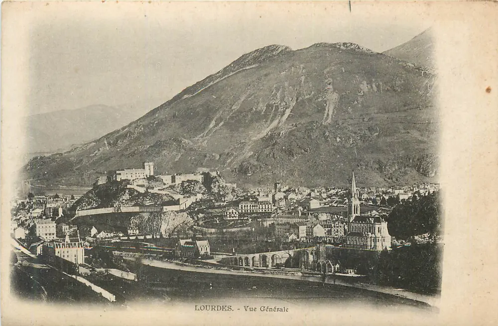 Lourdes - Ogólny widok — panoramowy widok miasta i wzgórza Świętego Michała - Awers