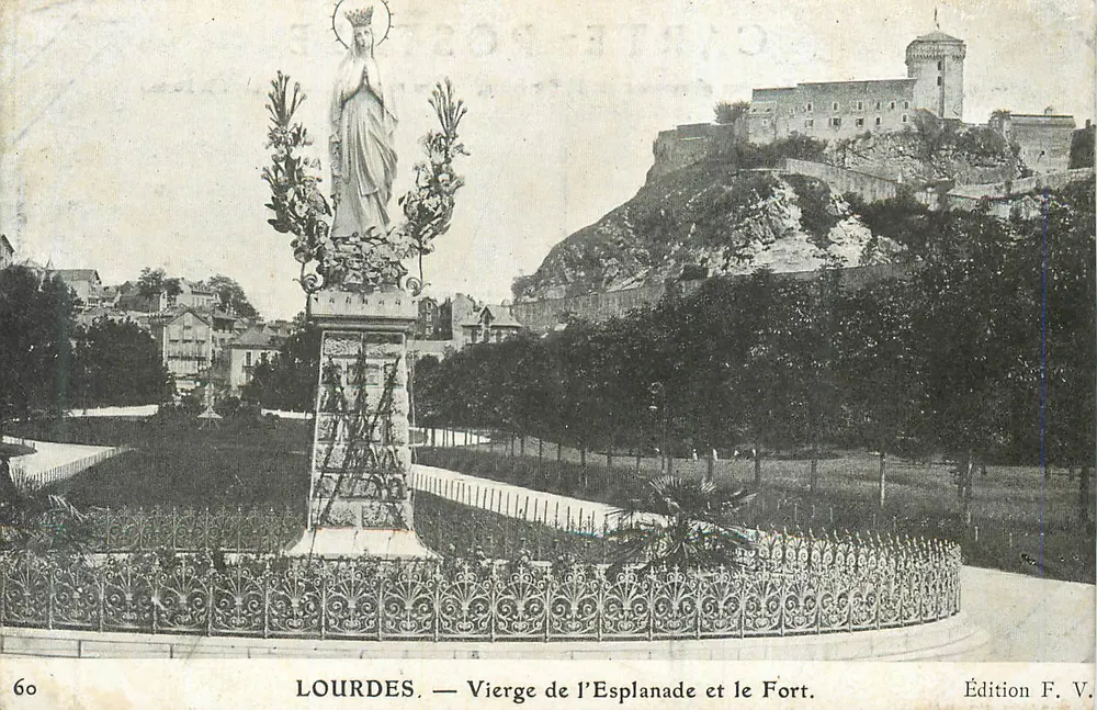 Lourdes — Vierge de l'Esplanade et le Fort — Édition F. V. - Recto