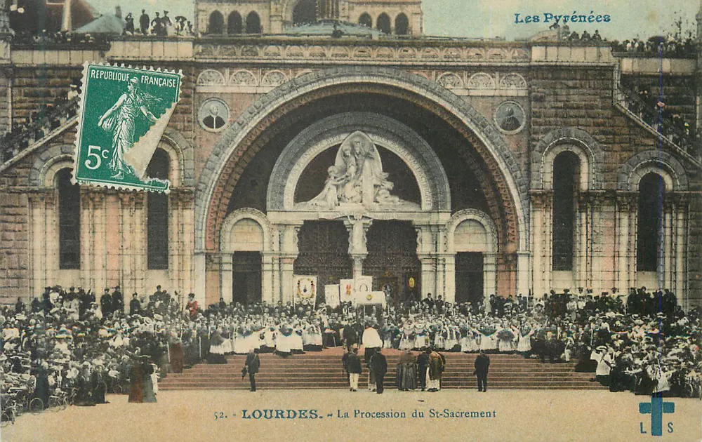 Lourdes — A Procissão do Santo Sacramento — Les Pyrénées - Frente