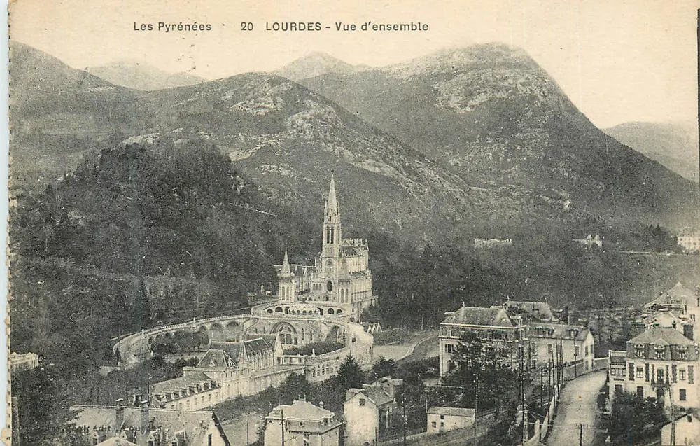 Lourdes — Vista geral — Os Pirineus - Frente