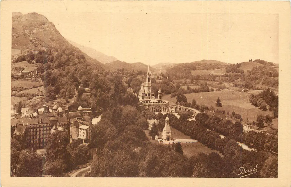 Saint-Jean-de-Luz — vue panoramique avec église et monument — Dorcel - Recto