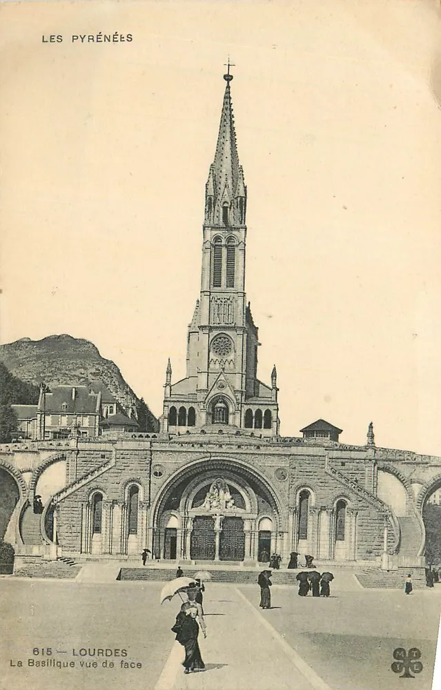 Lourdes — La Basilique vue de face — Éditeur Les Pyrénées, n° 615 - Recto