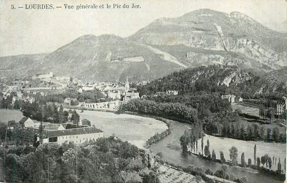 Lourdes — Vista geral e o Pic du Jer. - Frente