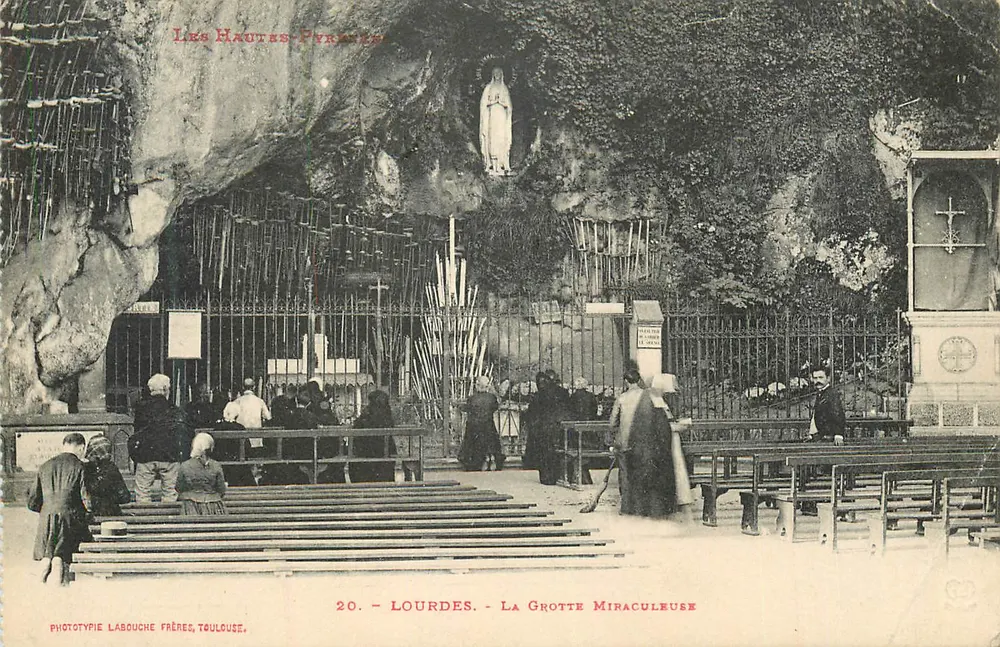 Lourdes — A Gruta Milagrosa — Les Hautes-Pyrénées - Frente