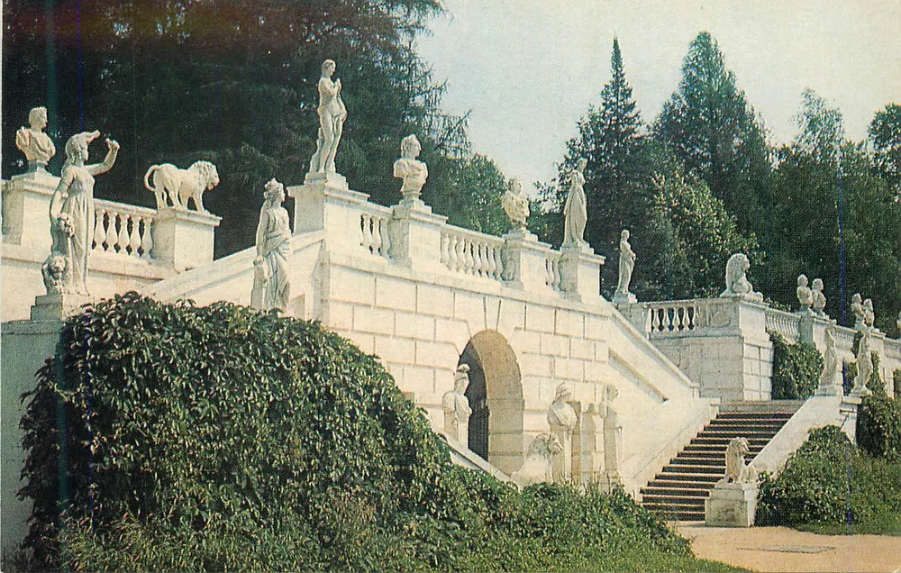 Escadas do castelo de Schloss Sanssouci — estátuas e leões — editor não identificável - Frente