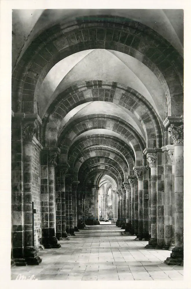 Korridor van de abdij van Millau — architecturale uitzicht — uitgever Millia, serie-nummer niet zichtbaar - Voorkant