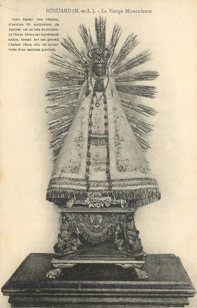 Béhuard (M.-et-L.) — A Virgem Milagrosa — estátua de madeira de pessegueiro - Frente