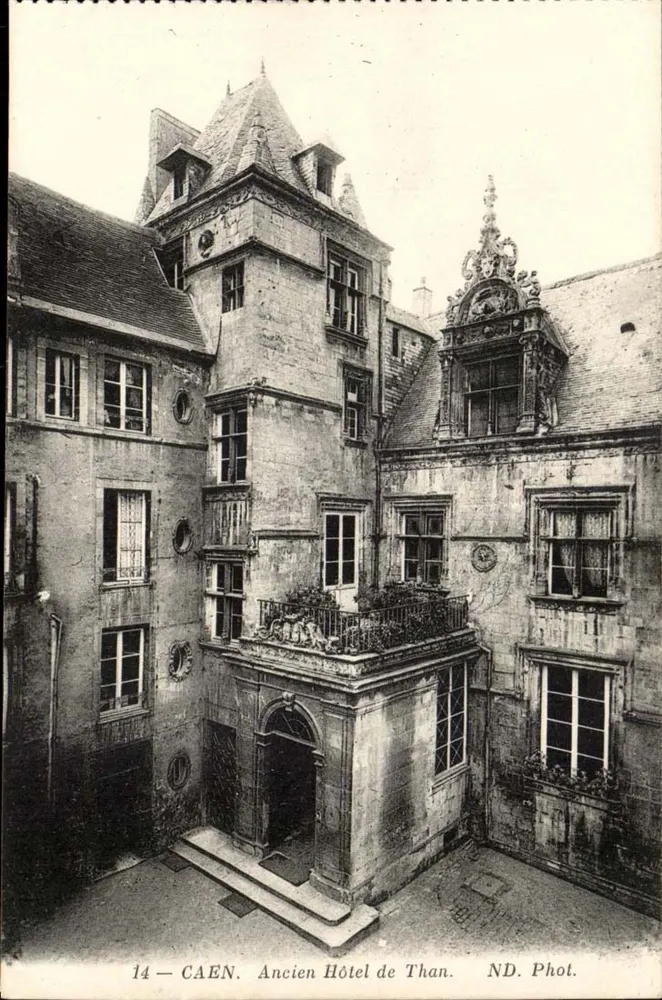 Caen — Antigo Hotel de Than — ND. Fot. - Frente