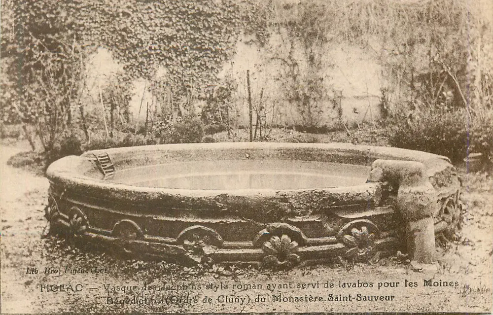 Figeac — Römischer Stil Becken, das als Waschbecken von Benediktiner Mönchen (Ordens Cluny) des Klosters Saint-Sauveur genutzt wurde - Vorderseite