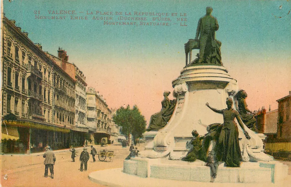 Valence — Place de la République und das Denkmal Émile Augier, Duchesse d'Uzes, geb. Mortemart, Bildhauer — LL - Vorderseite