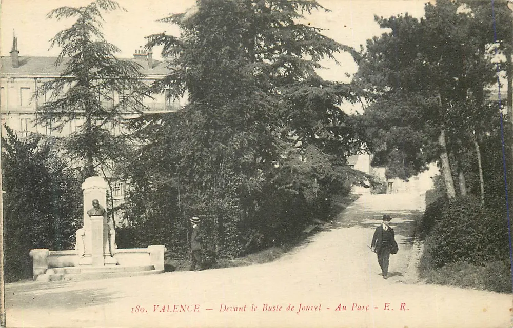 Valência — Diante do Busto de Jouvet — No Parque — E. R. - Frente