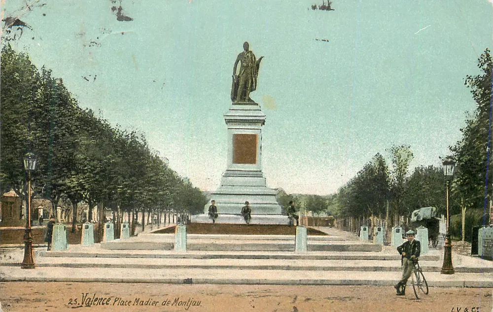 Valence - Place Madier de Montjau — Denkmal für einen Mann in Uniform — LV & Cie, n°25 - Vorderseite