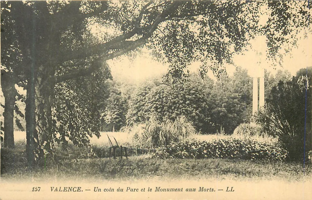Valence — Ein Stück des Parks und der Gedenkstein für die Toten — LL - Vorderseite