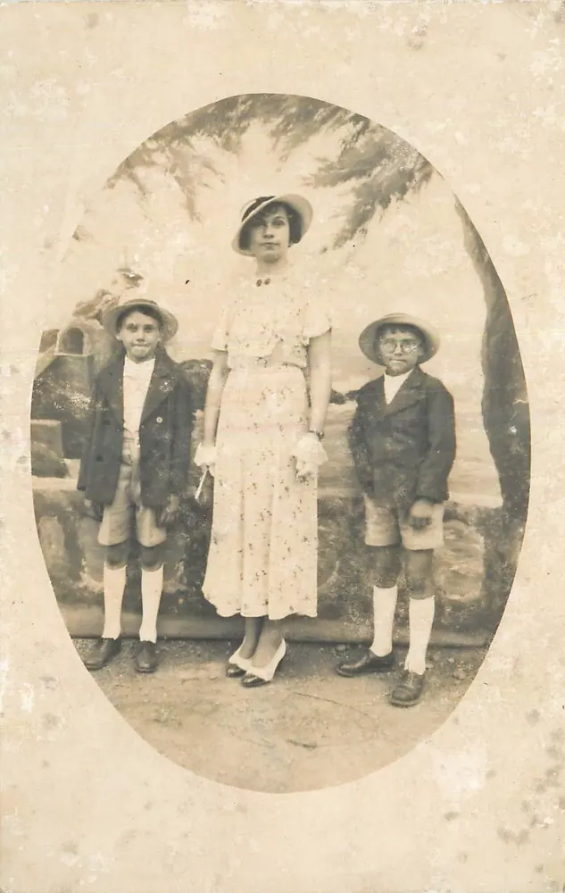 Familie — drei Kinder und eine Frau — Schwarz-Weiß-Fotografie - Vorderseite