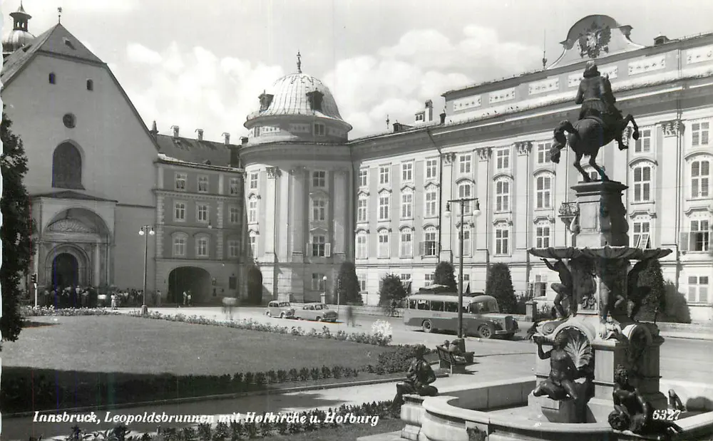 Innsbruck, Leopoldsbrunnen mit Hofkirche und Hofburg - Vorderseite