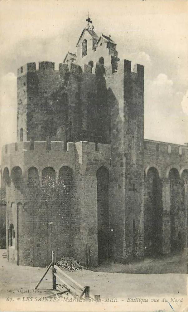 Les Saintes-Maries-de-la-Mer - Basilika aus nördlicher Richtung — Edit. Vignal, Arles, Nr. 67 - Vorderseite
