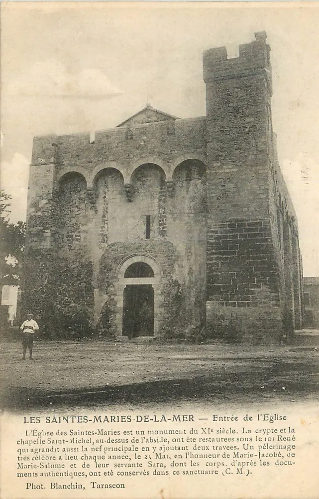 Les Saintes-Maries-de-la-Mer — Entrée de l'Église — Phot. Blanchin, Tarascon - Recto