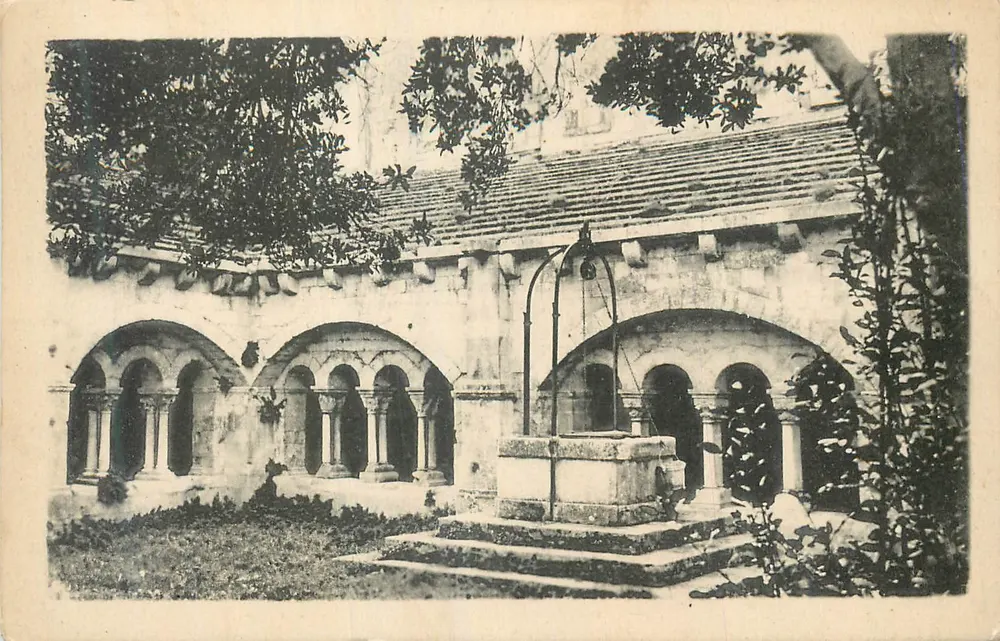 एक मठ के आंतरिक गली — केंद्र में कुएं — एडिटर अनिर्धारित - आगे