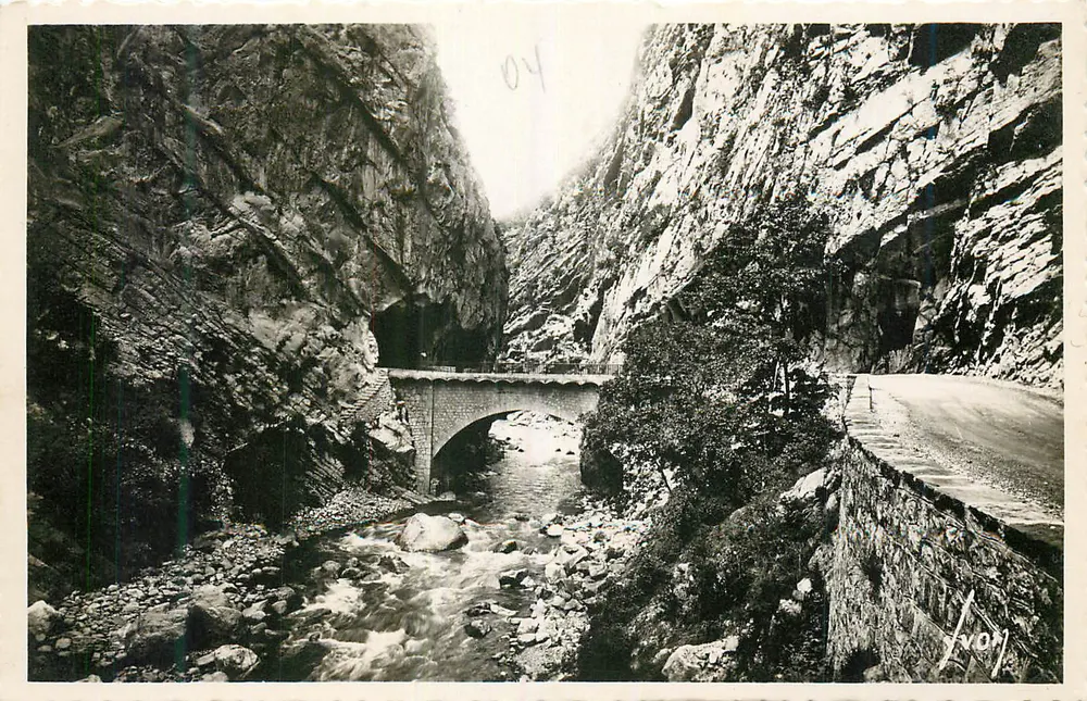 Brücke über den Bach in einem Canyon — Verlag 'Lyon' Nr. 04 - Vorderseite