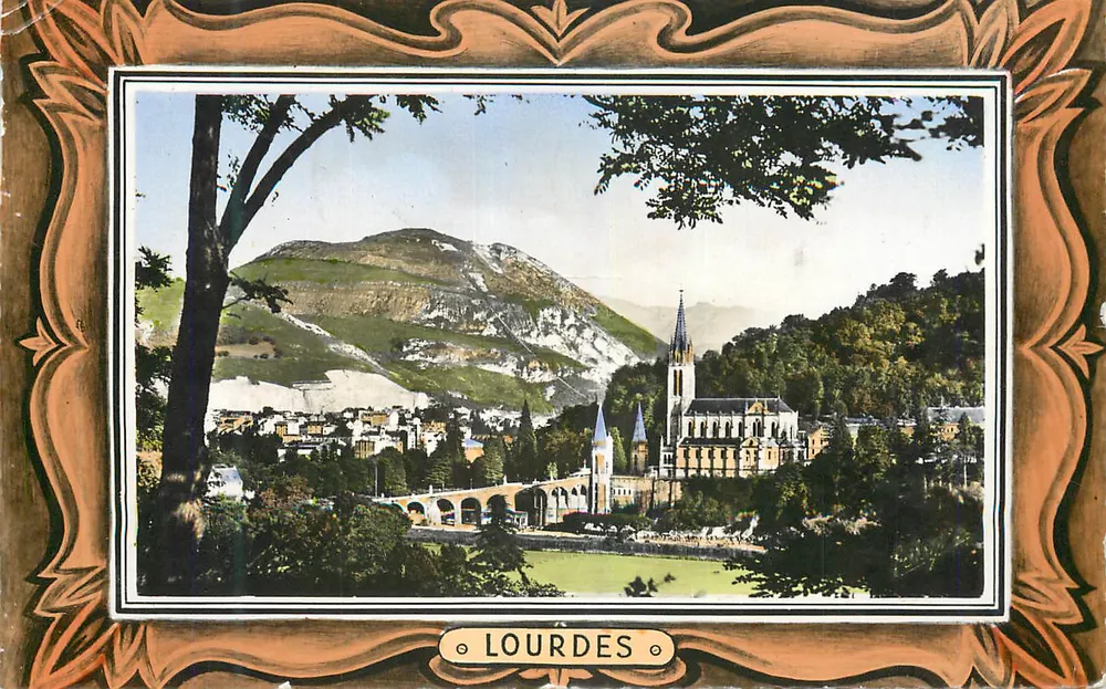 Lourdes — vista panorâmica da cidade e da basílica — editor não identificável, número de série não visível - Frente