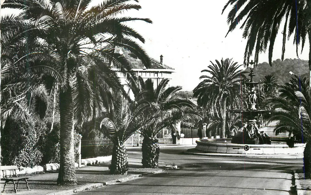 Place de la Fontaine — Fontäne mit Statuen — Verlag nicht sichtbar - Vorderseite