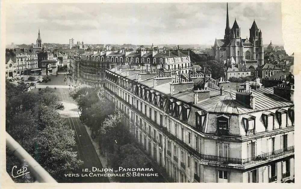 Dijon - Panorama em direção à catedral de Saint-Bénigne - Frente