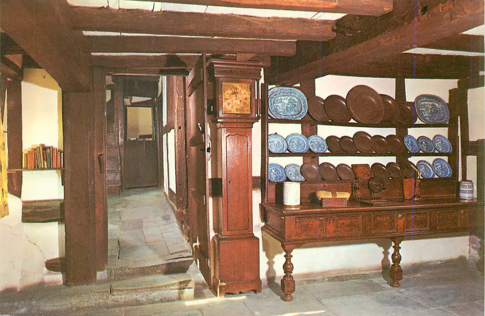 Innenraum einer traditionellen Wohnung — Möbel und Geschirr — Verlag nicht sichtbar - Vorderseite