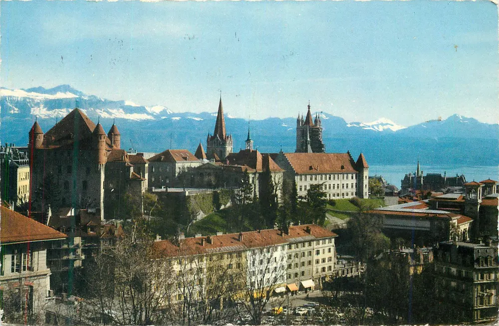 Vista da cidade de Lausanne — castelo e montanhas nevadas — editor não visível - Frente