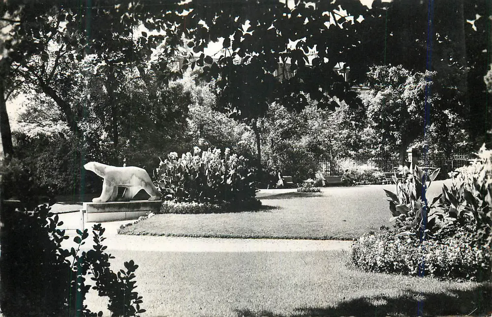 Estátua de urso polar — Jardim do Luxembourg — Paris - Frente