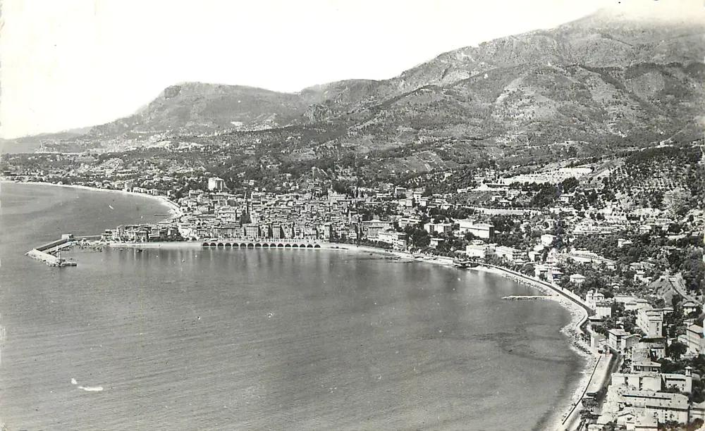 Vista aérea da baia de Taormina — Itália — editor não identificado - Frente