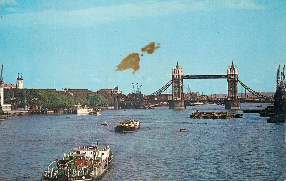 Tower Bridge — Blick auf den Fluss mit Booten — Éditeur LONDON STEAM - Vorderseite