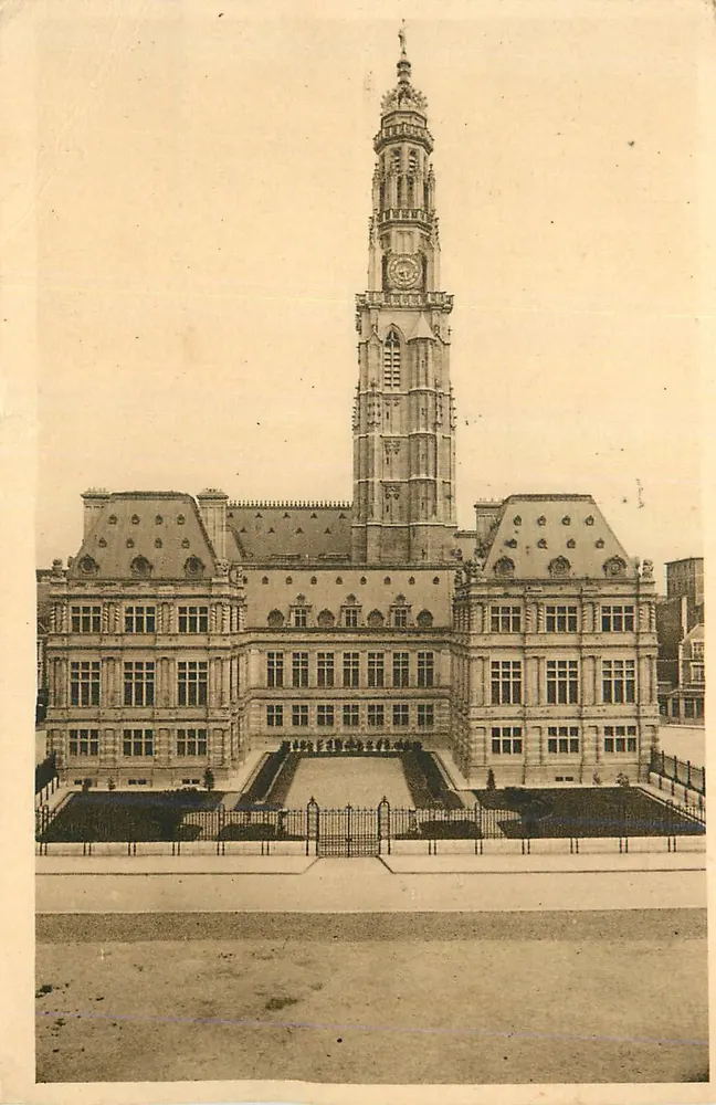 Hôtel de Ville de Lille — vue de face avec son clocher — éditeur non identifié - Recto