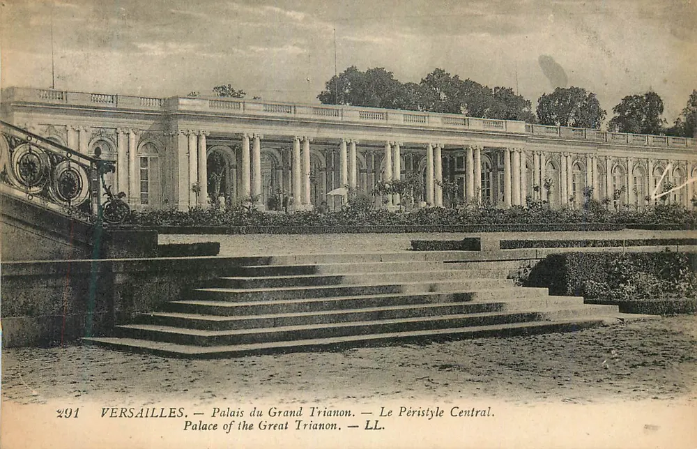 Versailles — Palais du Grand Trianon — Le Péristyle Central — LL - Recto