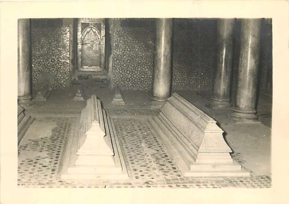 एक मकबरे में समाहित शव — ज्यामितीय डिज़ाइन और स्तंभ — कोई प्रकाशक या संख्या अदृश्य - आगे