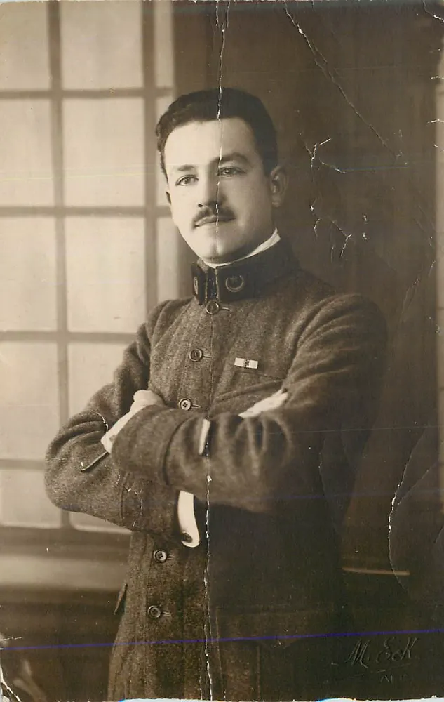 Soldado em uniforme — pose com braços cruzados — M. ECK, N.P. - Frente