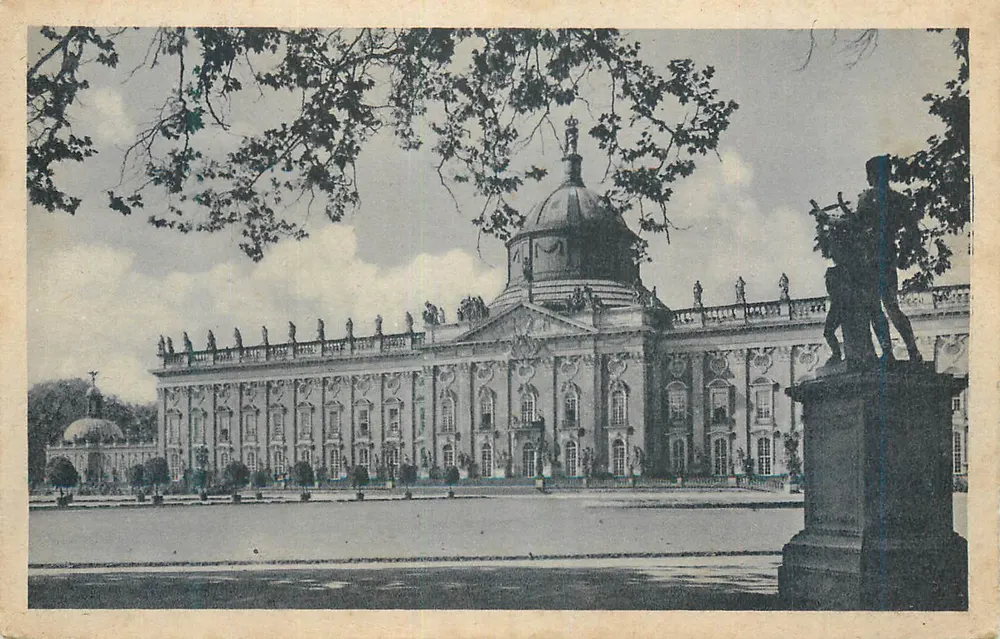 Castelo de Versalhes — vista do pátio e da estátua — editor não visível - Frente