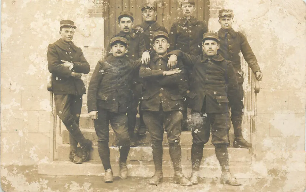 Grupo de soldados — pose sobre degraus — editor desconhecido - Frente