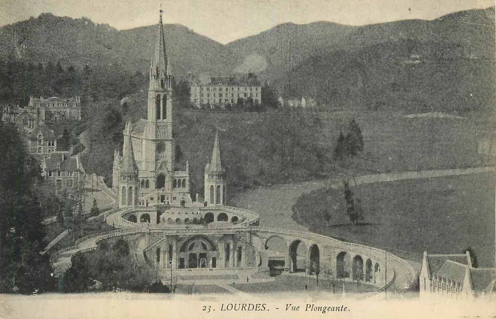 Lourdes - Vista aérea — 23. Lourdes. Vista aérea. - Frente