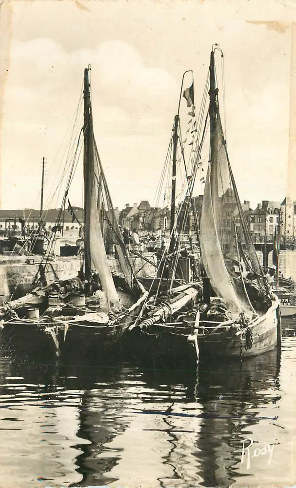 Porto de Roscoff — duas goletas com velas no porto — editor Roay - Frente