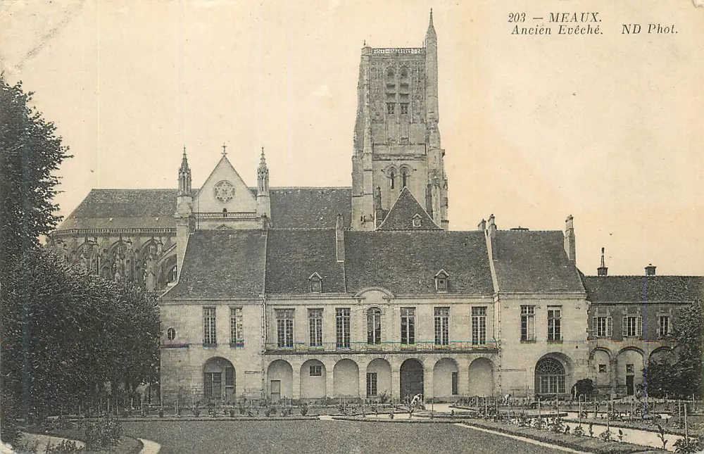Meaux — Antigo Convento — ND Fot. - Frente