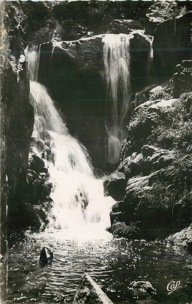 Cascata in un canyon roccioso — editore Cap, numero di serie non visibile - Recto