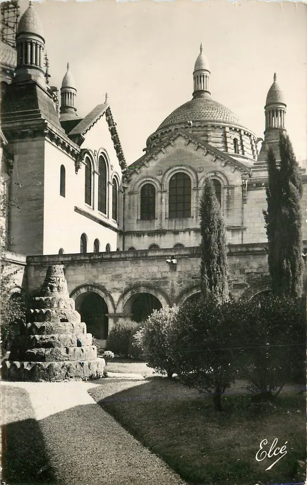 Catedral de São Pedro — vista do claustro e da cúpula — Elcé - Frente
