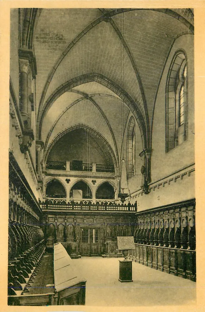 Interior da igreja — vista da nave e do altar — editor não identificado - Frente