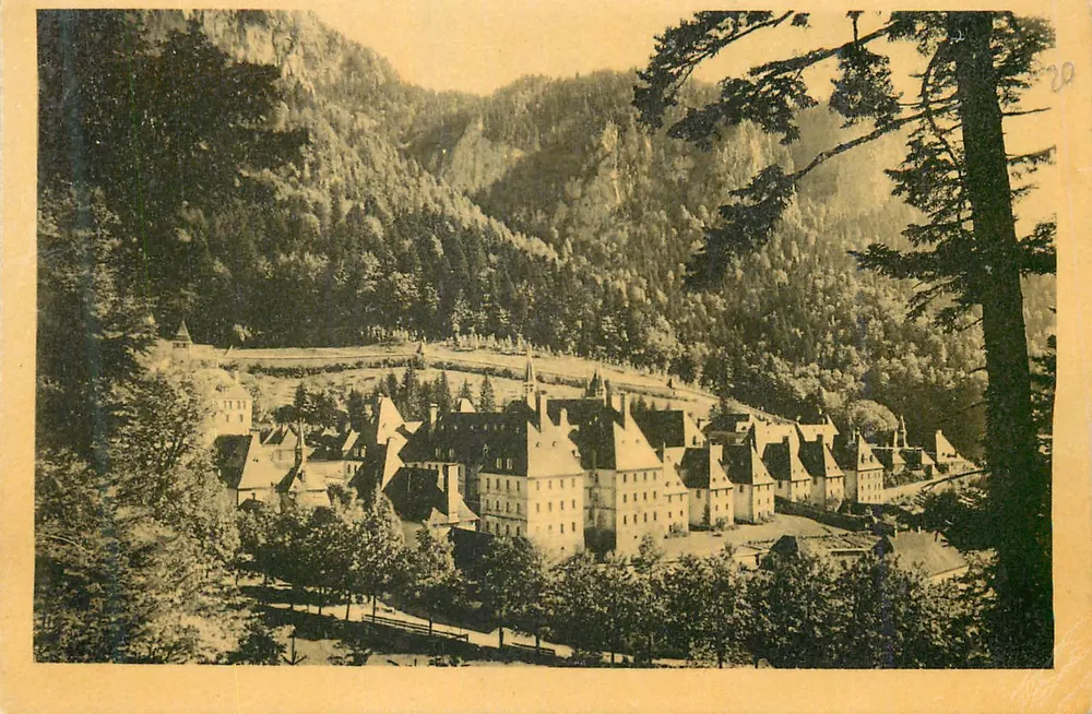 Vila encaixada nas montanhas — vista panorâmica — editor não identificável - Frente