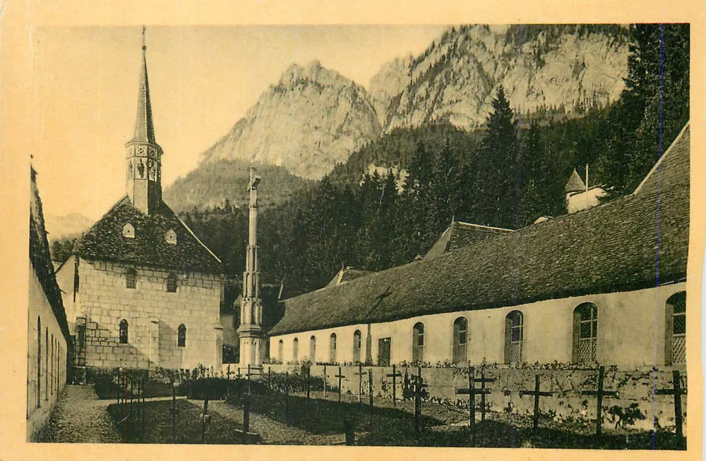 Igreja e cemitério de Sainte-Marie-de-Capdenac — montanhas no fundo - Frente